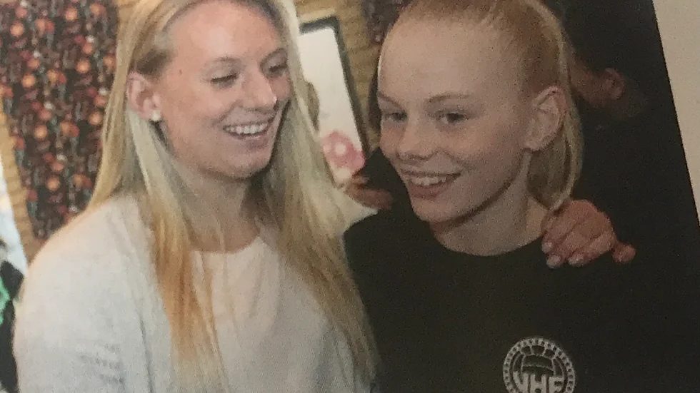Systrar och vinnarskallar. Nina Koppang gratuleras av Stina Blackstenius efter en fin insats i Vadstena sporthall. Flera likheter har de, Vadstenatjejerna.