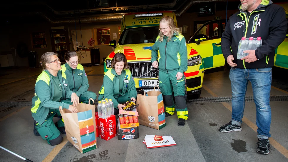 Klas Kofler och hans vänner i de lokala motorklubbarna samlade in 6000 kronor till personalen på ambulansen och Iva.