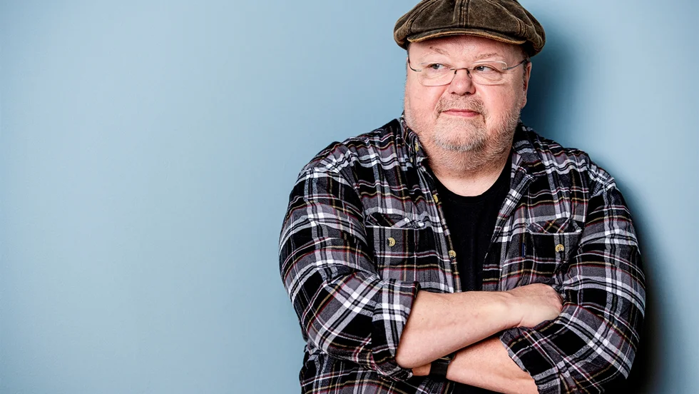 Kalle Moraeus utmanar den mossiga gubbrollen i sin underhållande bok "Tjur på retur – En kärleksförklaring till alla gubbar".