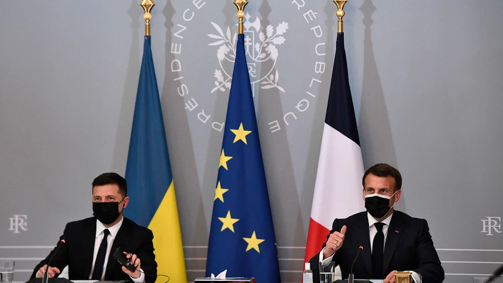 Frankrikes president Emmanuel Macron, till höger, och Ukrainas president Volodymyr Zelensky höll lunchmöte i Paris på fredagen. Tysklands förbundskansler Angela Merkel deltog via videolänk. De tre ledarna vill få till stånd ett toppmöte med Rysslands president Vladimir Putin.