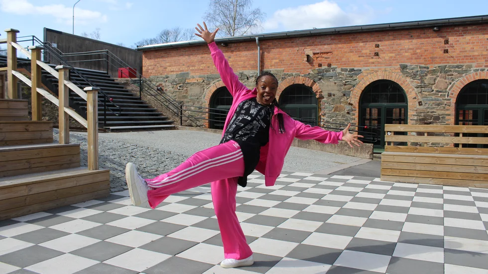 Kom med i dansen. Christina Grimsell bjuder in till kommunens digital bidrag i Dansens vecka. Det blir bland annat en lunchdans varje dag mellan den 22 -29 april. 