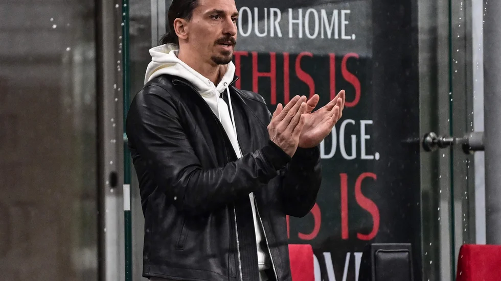 Skadade Zlatan Ibrahimovic applåderar sitt Milan men han var inte lika glad efter 90 minuter.