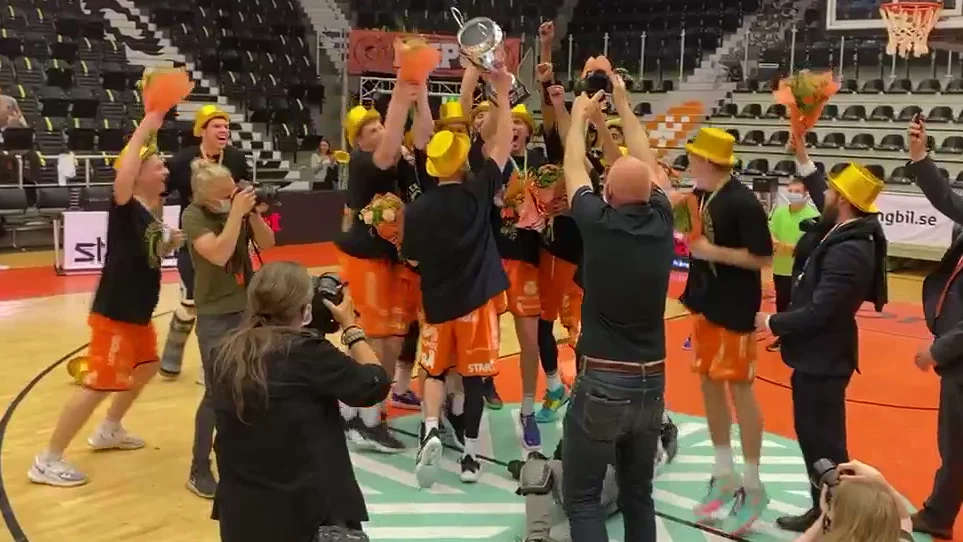 Dolphins lyfter pokalen efter SM-guldet i Stadium Arena.