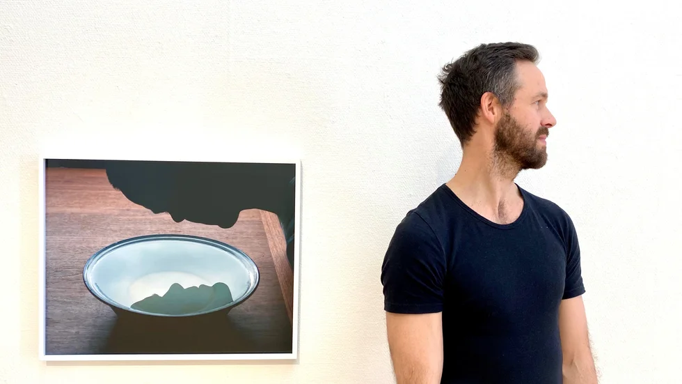 Utställningen "Vid tjärnen" med Erik Östensson visas hela sommaren i Katrineholms konsthall med start lördag den 5 juni.