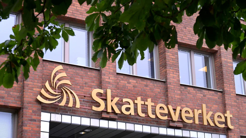 Hål. En alltför stor del av de pengar som Skatteverket håvar in varje år slarvas och slösas bort till ingen nytta. Därför är det också rimligt att människor får behålla mer. 