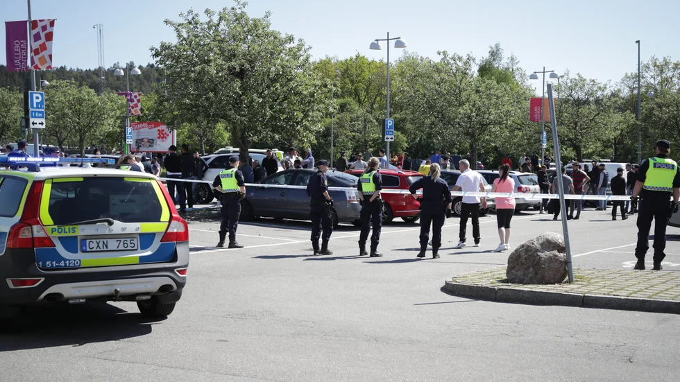 Männen som nu åtalas tros ha kopplingar till ett av nätverken som den senaste tiden varit inblandat i oroligheterna i Hjällbo i Göteborg. I söndags sköts en man ihjäl, två dagar efter ett större bråk i stadsdelen.