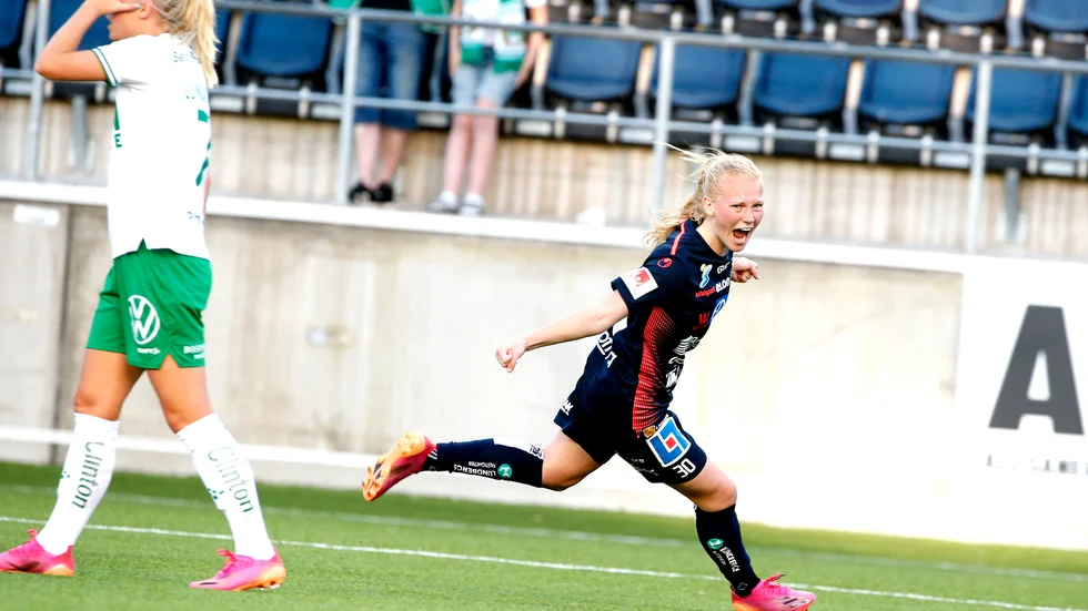 Sofie Bredgaard jublar efter ett av två mål mot Hammarby. Men det blev inte seger den här gången heller.