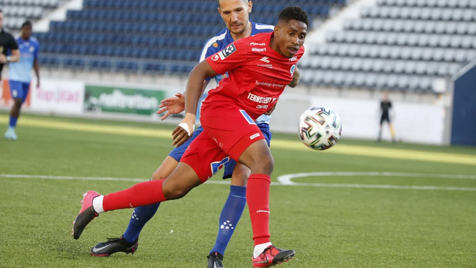 Åtvidabergs FF:s Jose Segura Bonilla är steget före Elmer Civgin som fick starta i Linköping Citys backlinje. ÅFF var länge det bättre laget, men det blev kryss i division 1-derbyt. City spurtade bra, men är fast i botten av tabellen.