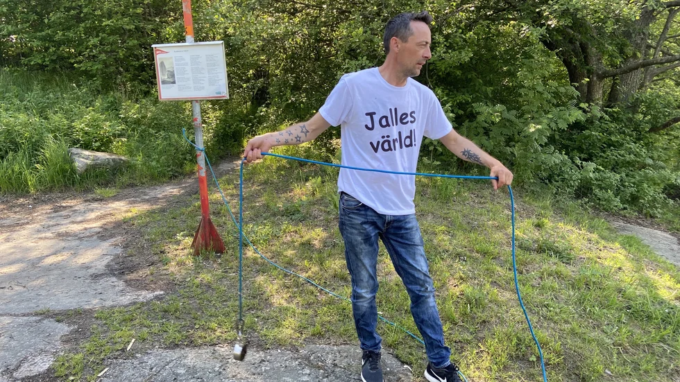 Matteas Grankvist har ägnat sig åt magnetfiske i två år och åt det som alla andra fiskare avskyr, bottennapp. Under söndagen hittade han en pistol.