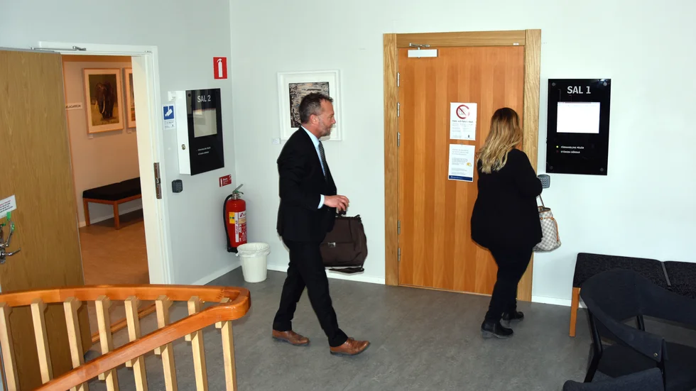 Sofi Holmgren och Jens Arnhof på väg in i rättssalen.