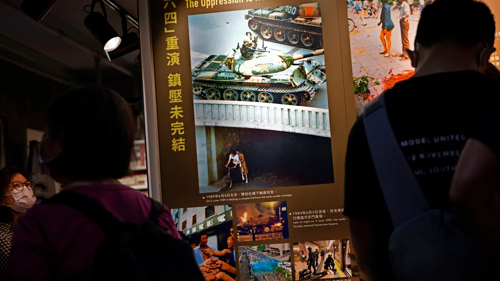 De sista besökarna lämnar Fjärde juni-museet i Hongkong. Museet, som visar utställningar om massakern på Himmelska fridens torg i Peking 1989, tvingades stänga tre dagar före massakerns årsdag.