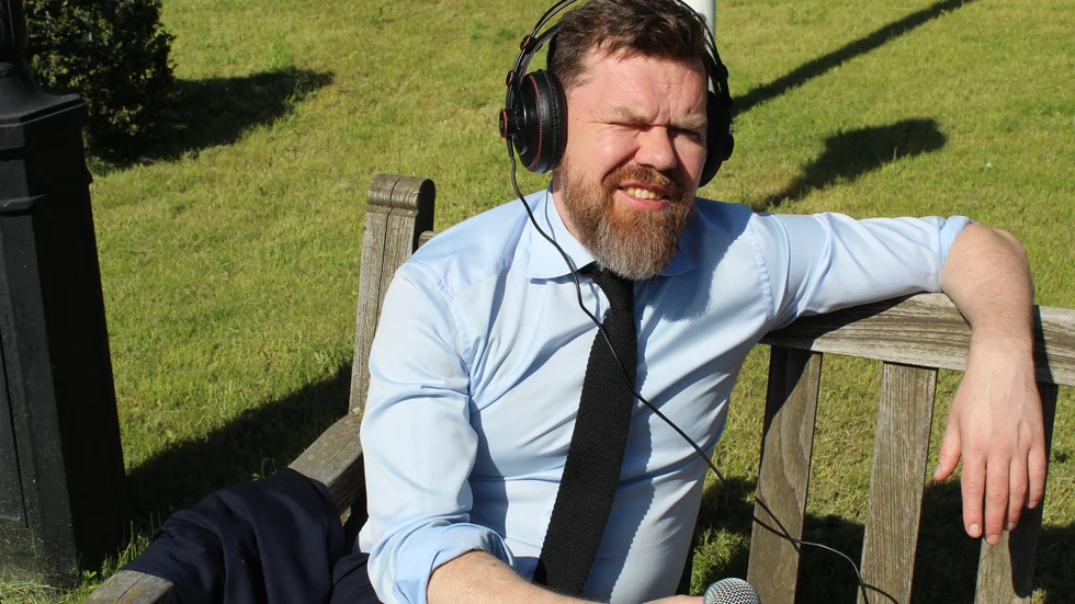 Aron Etzler fick en stund i solen med Folkbladets Widar Andersson. Kan det månne också bli en stund i regeringen för Etzler? 