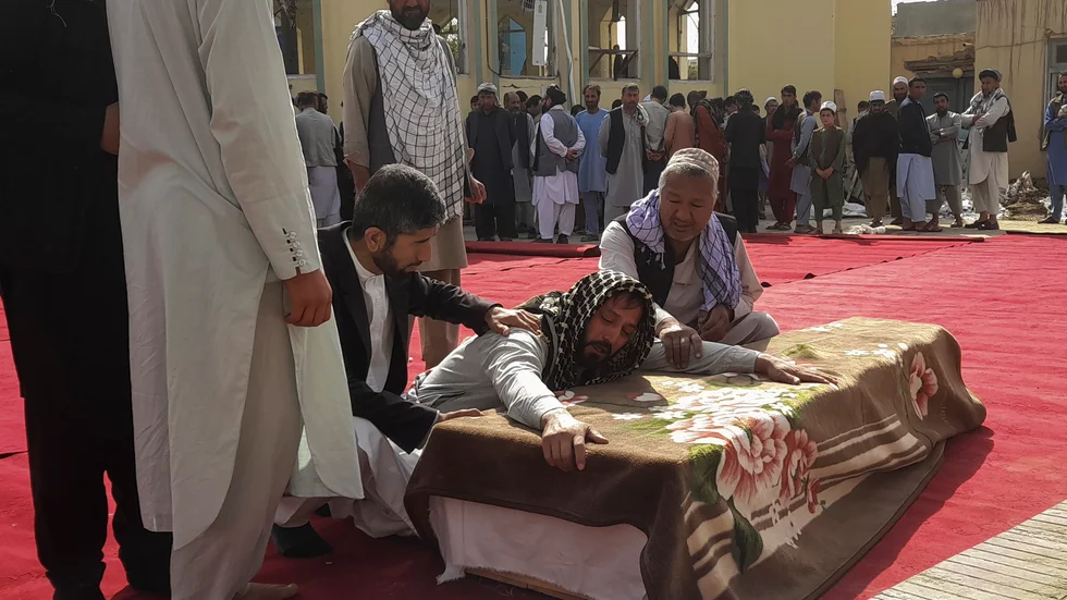 Begravning dagen efter terrordådet i Kunduz, norra Afghanistan, i början av oktober då en shiamuslimsk moské attackerades.