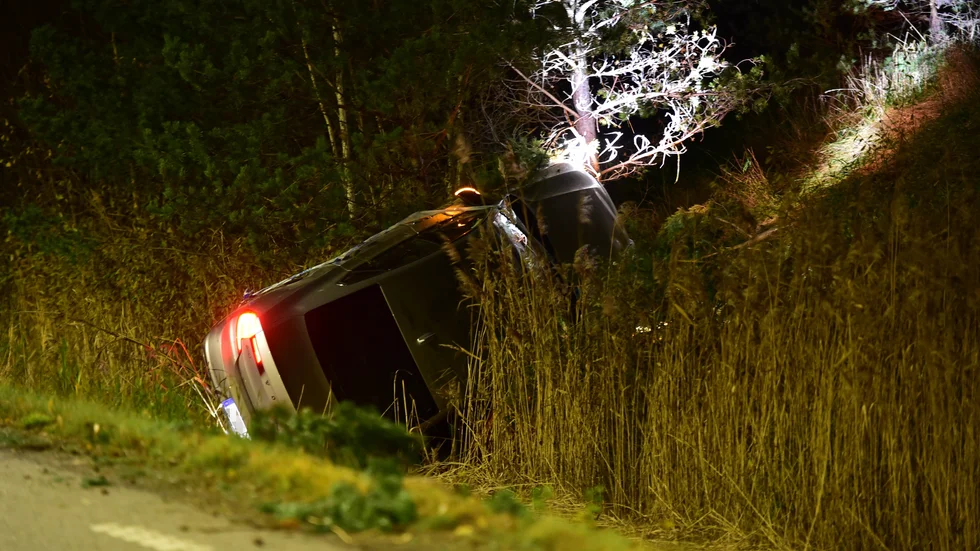 En person fördes till sjukhus efter att ha kört ner i diket i samband med ett efterföljande av polis. Föraren misstänks för flera brott.