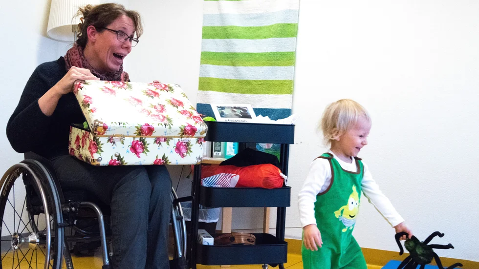 Elisabeth Sandström som leder sångstunden ber Jakob Sundvall, 1 år och 11 månader, att komma och hämta en spindel i väskan när de ska sjunga "Imse vimse spindel". Det gör han med glädje.