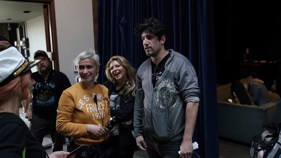 Fotografen Halyna Hutchins, i gult, dog efter att ha blivit skjuten av misstag av skådespelaren Alec Baldwin. Bilden är tagen vid en tidigare inspelning. Arkivbild.