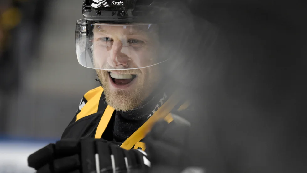 Oscar Möller är lagkapten från start i år. Han är stolt över att ha fått det ärofyllda uppdraget och är laddad inför CHL-premiären.