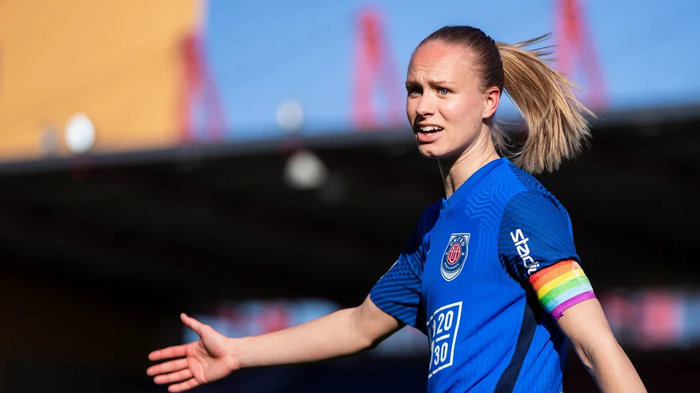 Mittbacken och lagkaptenen Matilda Plan fortsätter i United.
