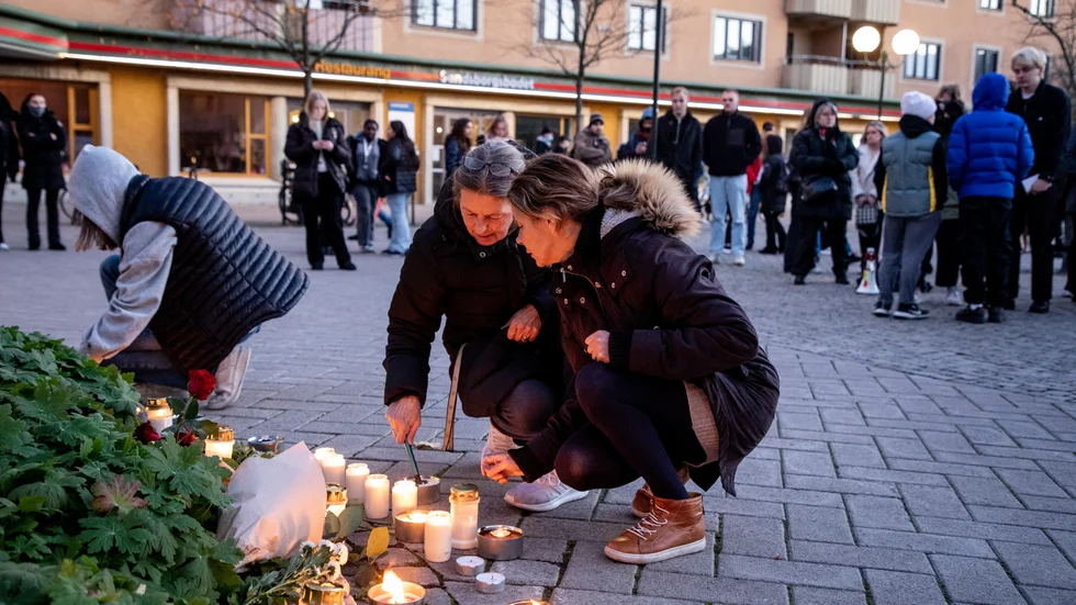 Tända ljus i Dalens Centrum för artisten Einár.
