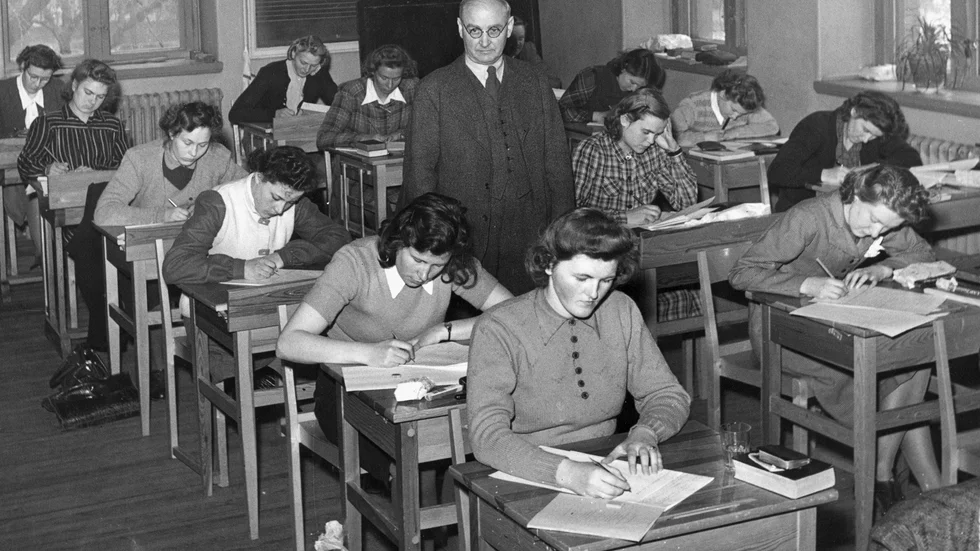 Stockholms kvinnliga folkskoleseminarium. 21studentskor avlägger sitt skriftliga prov i svenska för den stundande examen 1945.