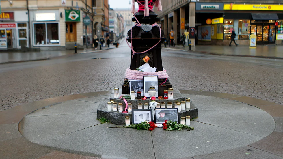Vid kandelabern har sörjande placerat porträtt av Einár, tänt ljuslyktor och lämnat blommor. 