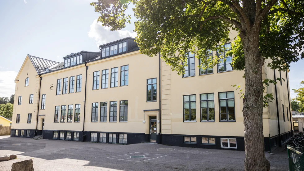 Sunnerstaskolans rektor har valt att informera vårdnadshavare, personal och lärare om att en okänd man tidigare i veckan tog kontakt med två flickor i mellanstadiet. Mannen ska ha erbjudit dem pengar till godis om de följde med till hans bil.