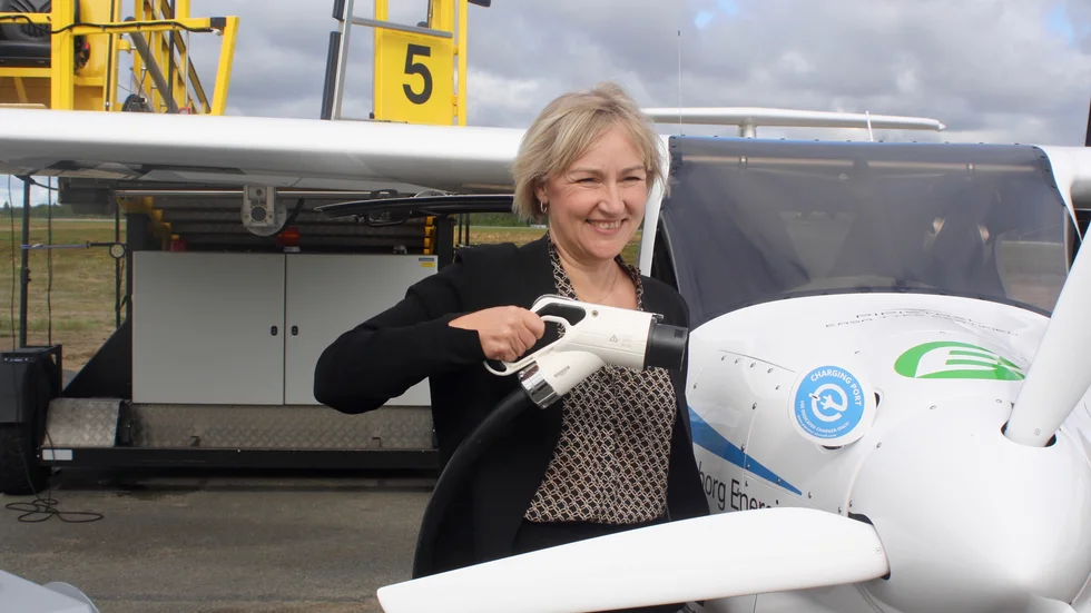 Helene Hellemark Knutsson stod för invigningen av den nya elanslutningen på Skellefteå Airport.
