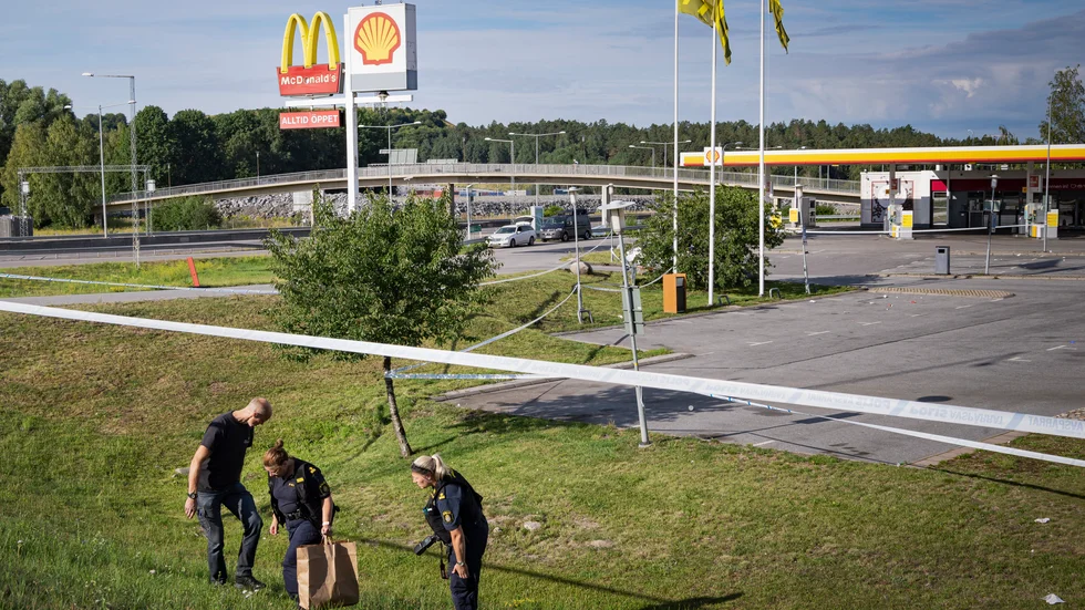 Polis undersöker området där den tolvåriga flickan dödades, när ett stort antal skott avlossades från en förbipasserande bil. Arkivbild.
