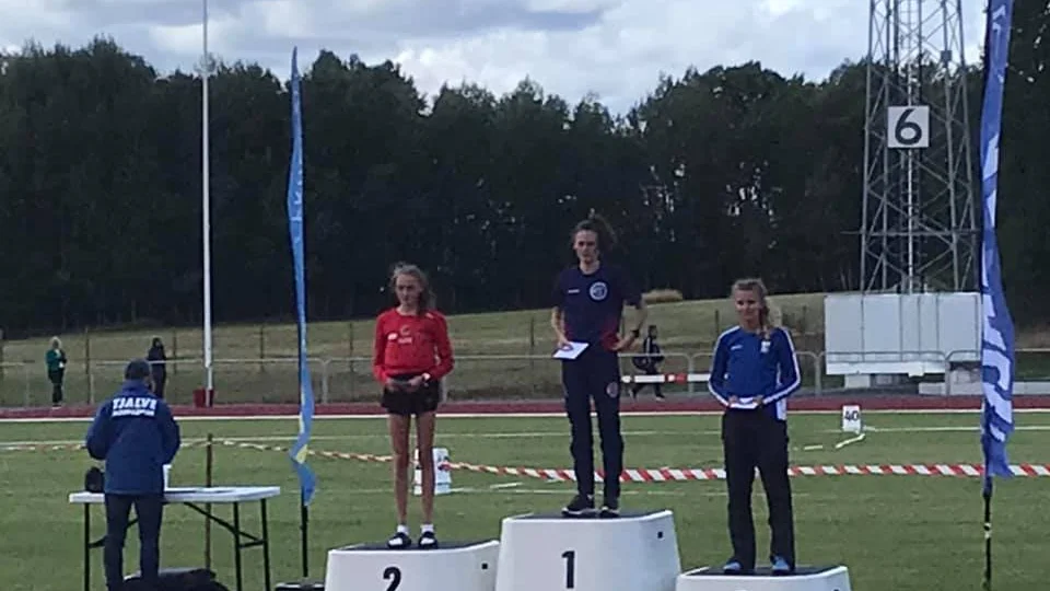 Ärlas Sofia Wallén (i mitten) slog nytt personligt rekord på SAYO och var endast två sekunder från JEM-kvalgränsen.
