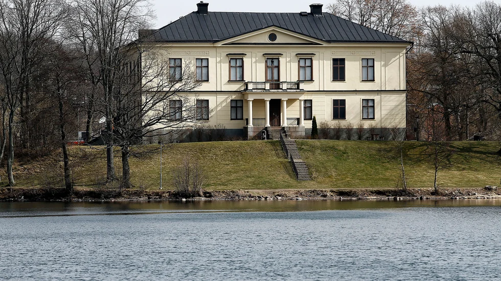 Polis och ambulans larmades till Charlottenborgs slott i Motala. Där misstänks en man ha utsatts för grov misshandel och försök till mord.