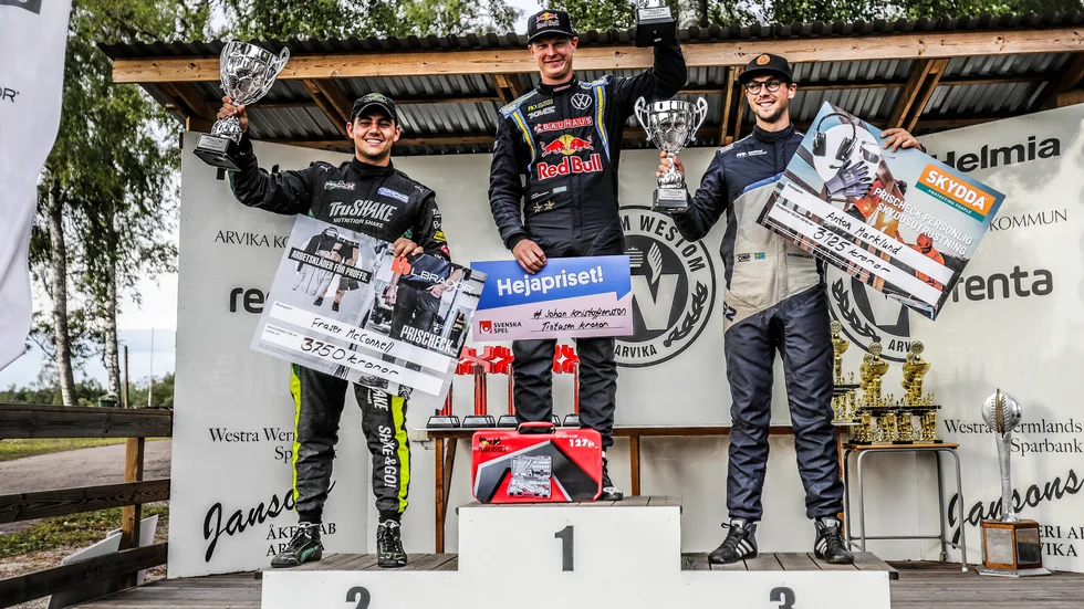Fraser McConnell (tv) slutade tvåa, Johan Kristoffersson (mitten) tog andra raka SM-segern på hemmabanan I Arvika samtidgt som Anton Marklund körde upp sig från sista startled till en tredjeplats i finalen. 