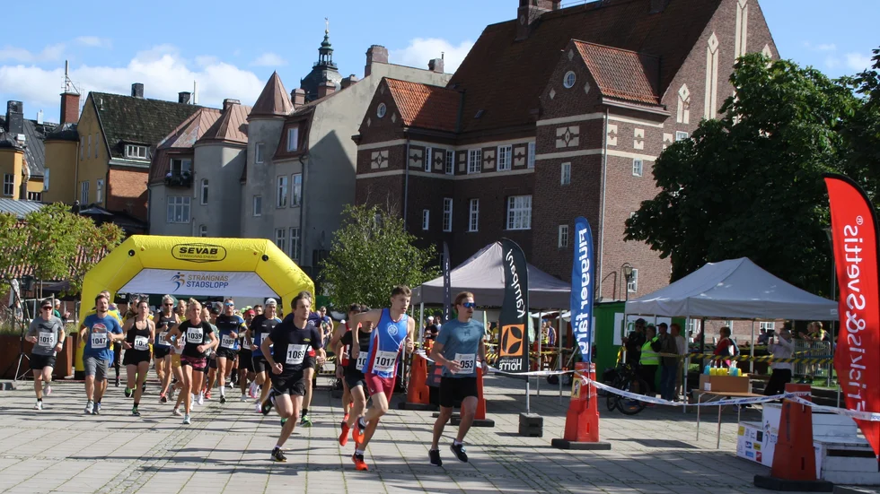 Här går starten i 10-kilometersklassen. I år var Strängnäs stadslopp tillbaka.