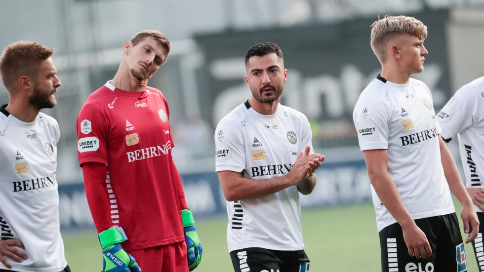 Jiloan Hamad i mitten under söndagens fotbollsmatch.