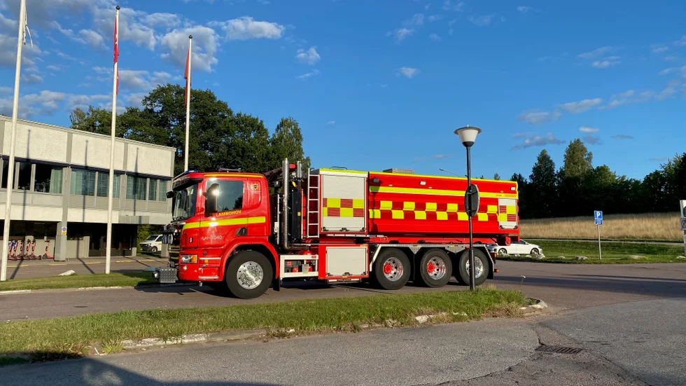 Räddningstjänsten larmades på söndagskvällen till en brand vid en bensinmack i Ryd.