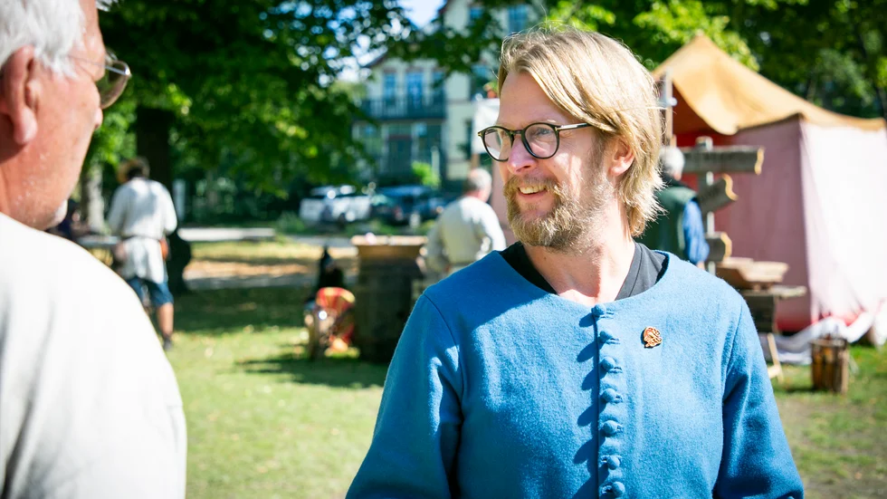 Christopher Sandberg, vd för Medeltidsveckan, vidhåller att responsen varit väldigt positiv och att kritiken mot medeltidsbanden förstoras upp på sociala och i traditionella medier.