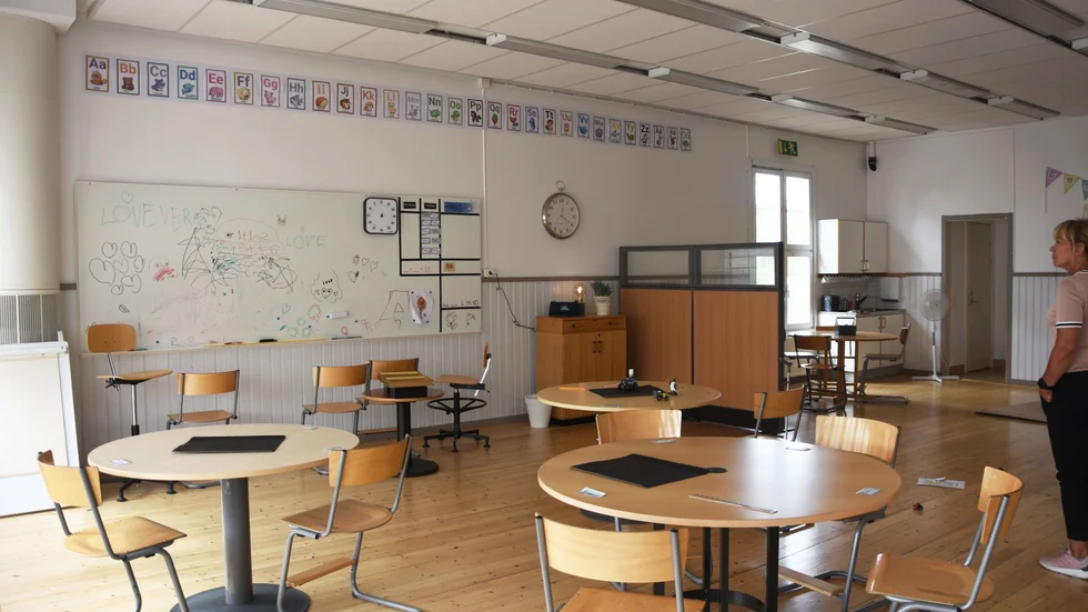 Klassrummen fyller de två våningarna i Svartöstadsskoolan. Här visar rektor Carina Henriksson förskolebarnens klassrum. 