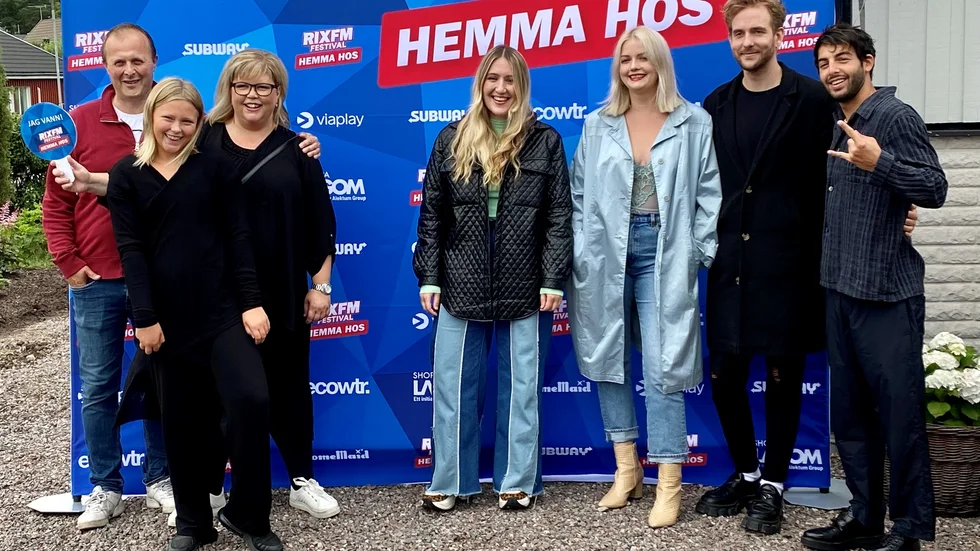 Hela artistgänget poserade med värdfamiljen, Sofia Karlsson, hennes sambo Henrik Lindström och dottern Wilma Lindström.