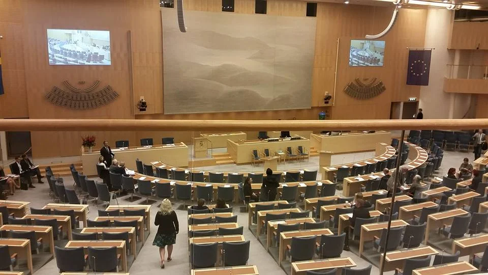 Maktfördelningen i riksdagen utgår ännu från 2018 års val vilket somliga verkar glömma emellanåt.