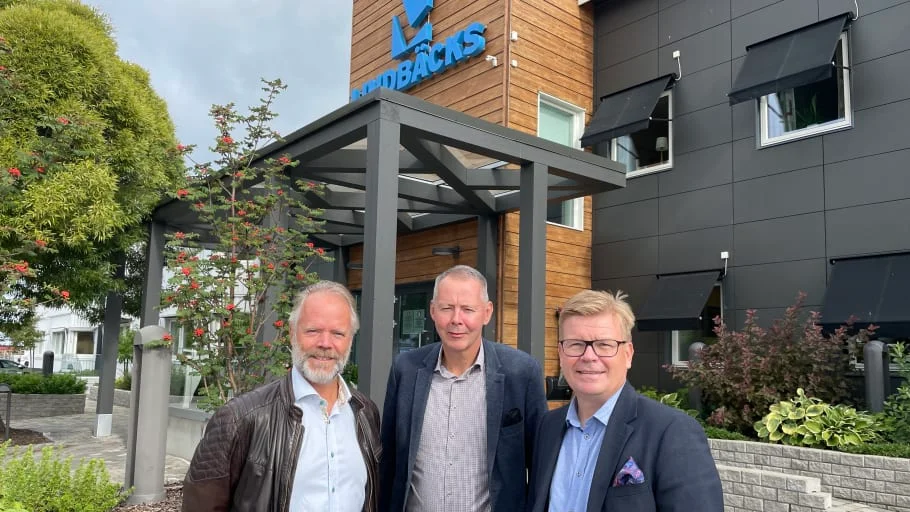Fr vänster ses Stefan Lindbäck, vd Lindbäcks Group, Mikael Brandt, ny styrelseordförande Lindbäcks Bygg, och Magnus Edin, vd Lindbäcks Bygg