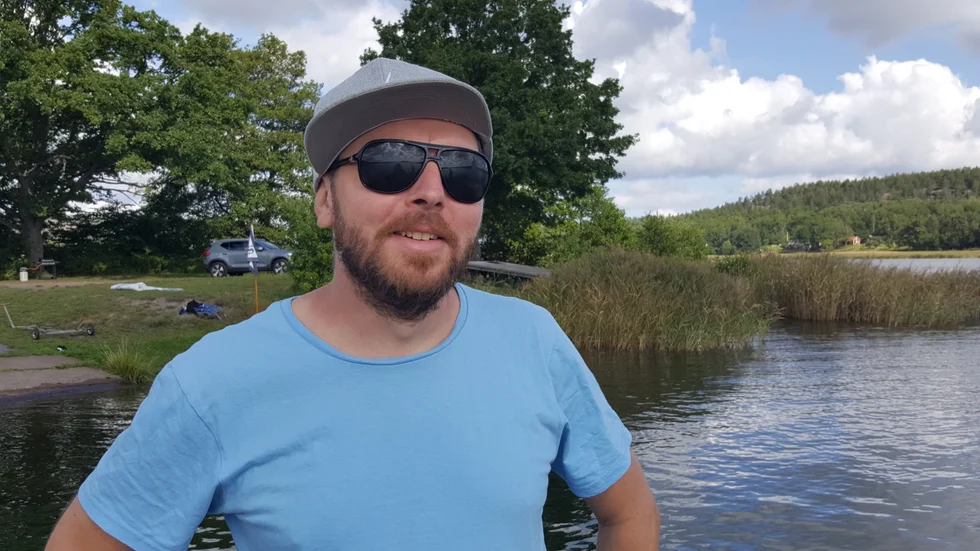 Theodor Larzon är en av fritidsledarna på mobila fritidsgården i Västervik.