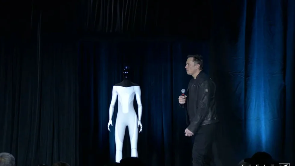 Elon Musk vid presentationen av "Tesla Bot". Stillbild från företagets livesändning.