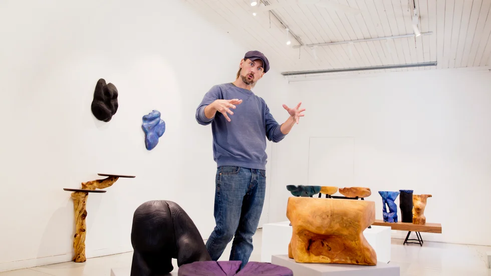 Carl-Oscar Karlsson, designer och konstnär under namnet ElakForm, med sina verk i olika träslag. Konstnären tänjer på gränserna mellan inredning och konst.