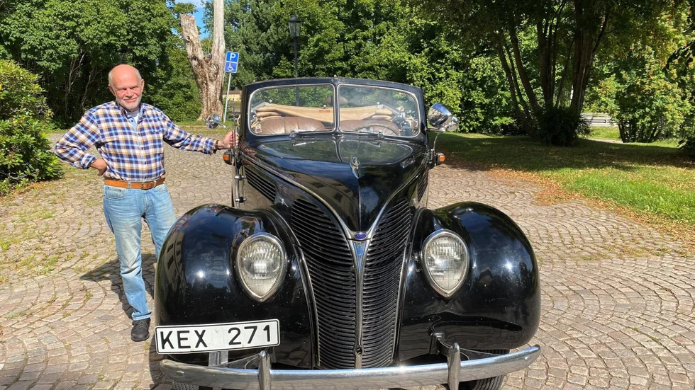 Bengt Johansson och "pärlan" som han kallar bilen. 