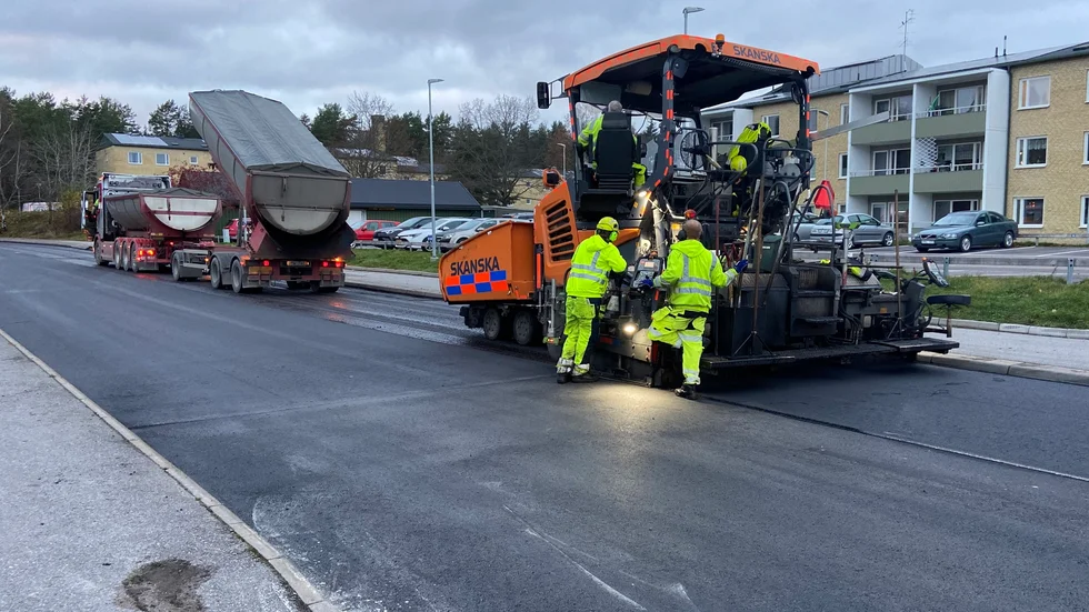 Finningevägen väster om OK-rondellen och bort till Tryffelstråket fick ny asfalt på torsdagen. Ett arbete som egentligen skulle gjorts först till våren.