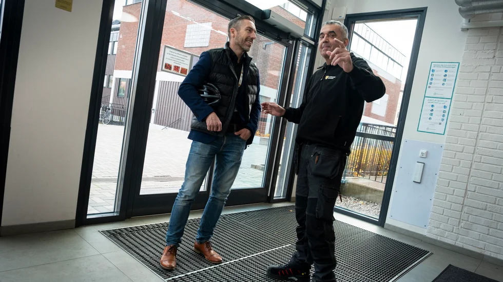 Kommunens säkerhetschef Anders Fernemark samtalar med vaktmästaren Smail Hadziahmetovic på Berzeliusskolan. "På Berzeliusskolan har gymnasieeleverna en lugnande inverkan på högstadieeleverna", säger Smail Hadziahmetovic.