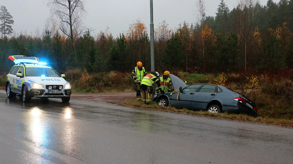 Räddningstjänst och polis på plats vid singelolyckan på Transportgatan i Hultsfred.
