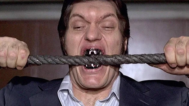 Min Gubbe har transformerats till en agent, eller om det är till Bondskurken Jaws, jag vet inte riktigt . . .