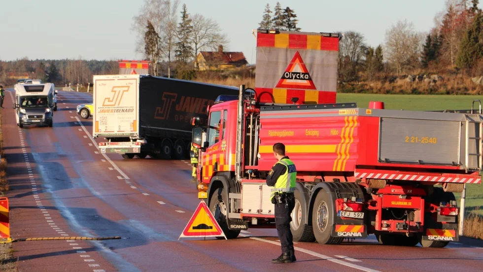 Någon timme efter olyckan kunde ett körfält öppnas för trafiken på länsväg 70 vid Fjärdhundra.