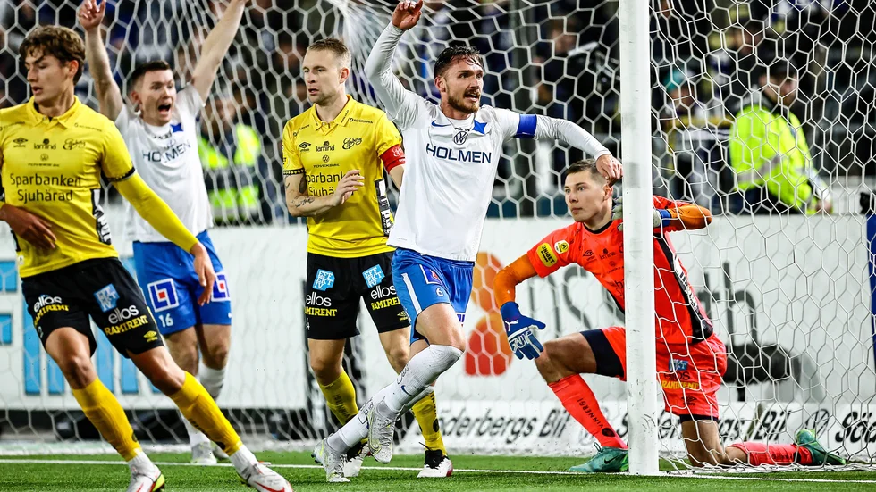 Kvitterat! Linus Wahlqvist och Viktor Agardius jublar. 