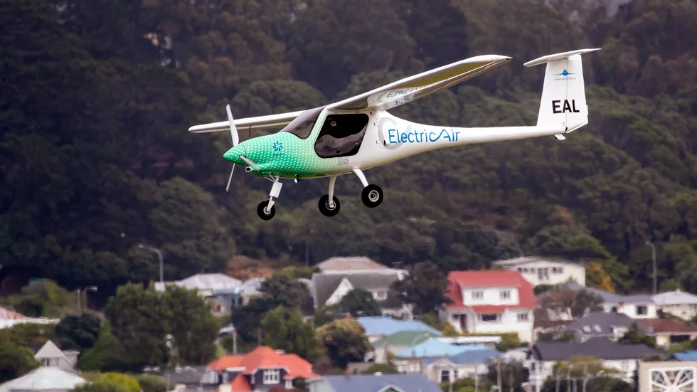 Det lilla elflygplanet strax innan landning vid flygplatsen i Wellington.